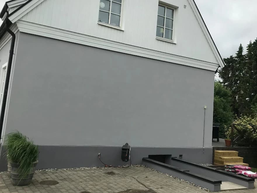 Detaljarbete vid fönsteromfattning