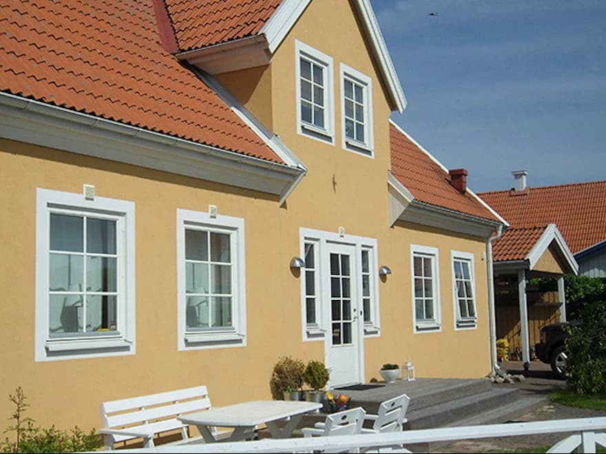 Fasadrenovering med vit puts på villa i Skåne