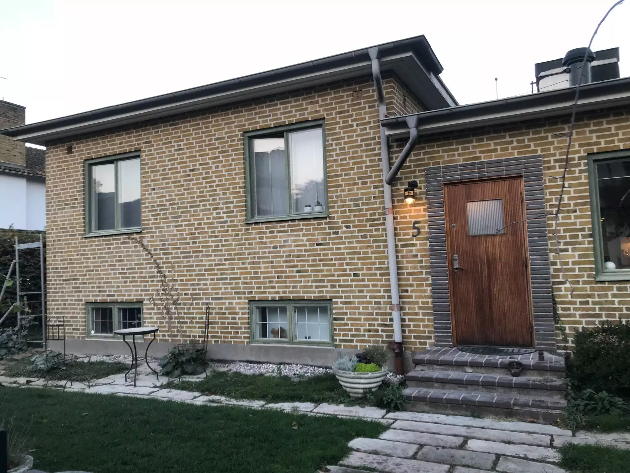 Professionellt murarbete på tegelfasad