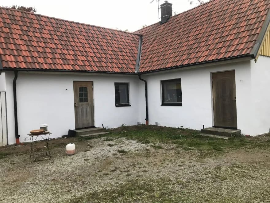 Putsning av villafasad med dekorativa detaljer